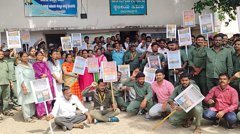 ಚಾಮರಾಜನಗರದ ಸೆಸ್ಕ್ ಕಚೇರಿ ಮುಂಭಾಗ ವಿದ್ಯುತ್ ಇಲಾಖೆ ನೌಕರರ ಸಂಘದ ವತಿಯಿಂದ ಶನಿವಾರ ಆಯೋಜಿಸಿದ್ದ ದ್ವಾರ ಸಭೆಯಲ್ಲಿ ವಿದ್ಯುತ್ ಖಾಸಗೀಕರಣ ವಿರೋಧಿಸಿ ಪದಾಧಿಕಾರಿಗಳು ಭಿತ್ತಿಪತ್ರ ಪ್ರದರ್ಶನ ಮಾಡಿ ೋಷಣೆ ಕೂಗಿದರು.