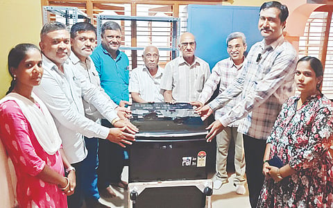 ಚಾಮರಾಜನಗರದ ಶ್ರೀಅನುಲಕ್ಷ್ಮೀ ಸೇವಾ ಆಶ್ರಮಕ್ಕೆ ಗೃಹೋಪಯೋಗಿ ವಸ್ತುಗಳನ್ನು ಕೊಡುಗೆ ನೀಡಲಾಯಿತು. ಗುರು, ಡಾ.ನಾಗಾರ್ಜುನ್, ಕಾಗಲವಾಡಿ ಚಂದ್ರು, ಸಿ.ವಿ.ಶ್ರೀನಿವಾಸಶೆಟ್ಟಿ, ಅಶ್ವಥ್ ನಾರಾಯಣ್, ಯೋಗರಾಜು ಇತರರಿದ್ದರು.
