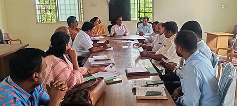  ಚಾಮರಾಜನಗರ ಸೆಸ್ಕಾಂ  ವಿಭಾಗೀಯ ಕಚೇರಿ ಸಭಾಂಗಣದಲ್ಲಿ ಗ್ಯಾರಂಟಿ ಯೋಜನೆಯ ಅನುಷ್ಠಾನ ಸಮಿತಿಯ ಅಧ್ಯಕ್ಷ ಹೊಂಗನೂರು ಚಂದ್ರು ಅಧ್ಯಕ್ಷತೆಯಲ್ಲಿ  ಗೃಹ ಜ್ಯೋತಿ ಪರಿಶೀಲನೆ ಕುರಿತು ಅಧಿಕಾರಿಗಳ ಪ್ರಗತಿ ಪರಿಶೀಲನಾ ಸಭೆ ನಡೆಯಿತು. ಸೆಸ್ಕಾಂ ಕಾರ್ಯನಿರ್ವಾಹಕ ಇಂಜಿನಿಯರ್ ಪ್ರದೀಪ್,  ತಾಲೂಕು ಗ್ಯಾರಂಟಿ ಸಮಿತಿ ಅಧ್ಯಕ್ಷ ಚಾ.ನಗರ ನಲ್ಲೂರು ಸೋಮೇಶ್ವರ್, ಕೊಳ್ಳೇಗಾಲ  ರಾಜೇಂದ್ರ, ಯಳಂದೂರು ಪ್ರಭುಪ್ರಸಾದ್, ಹನೂರು ರಾಜಪ್ಪ, ಗುಂಡ್ಲುಪೇಟೆ  ತೆರಕಣಾಂಬಿ ರವಿ ಇದ್ದರು.