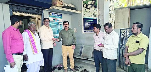 ಉಮಲೂಟಿ ಗ್ರಾಪಂಯಲ್ಲಿ ಗುರುವಾರ ಕರವಸೂಲಿ ಅಭಿಯಾನಕ್ಕೆ  ತಾಪಂ ಇಒ ಚಂದ್ರಶೇಖರ ಚಾಲನೆ ನೀಡಿದರು. ಎಪಿಎಂಸಿ ಮಾಜಿ ಸದಸ್ಯ ಶಂಕರಗೌಡ, ಪಿಡಿಒ ಮಹಾಂತೇಶ ಇದ್ದರು.