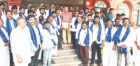 ಸಿಂಧನೂರು ತಹಸಿಲ್ ಕಚೇರಿ ಶಿರಸ್ತೇದಾರ್ ಅಂಬಾದಾಸ್ ಅವರಿಗೆ ರಾಜ್ಯ ಬಲಗೈ ಜಾತಿಗಳ ಒಕ್ಕೂಟ ತಾಲೂಕು ಸಮಿತಿಯಿಂದ ಮನವಿ ಸಲ್ಲಿಸಲಾಯಿತು. 