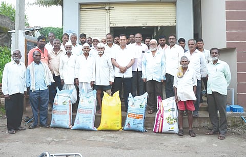 ನಿಡಸೋಸಿ ಪಂಚಮ ಶ್ರೀ ಶಿವಲಿಂಗೇಶ್ವರ ಪ್ರಾಥಮಿಕ ಕೃಷಿ ಪತ್ತಿನ ಸಹಕಾರ ಸಂಘದ ರಸಗೊಬ್ಬರ ವಿತರಣಾ ಕೇಂದ್ರದ ಉದ್ಘಾಟನೆ ಕಾರ್ಯಕ್ರಮದಲ್ಲಿ ಪೃಥ್ವಿ ಕತ್ತಿ, ದುಂಡಪ್ಪ ಹೆದ್ದೂರಿ, ಸಿಕಂದರ್ ಜಮಾದಾರ್, ಬಸವರಾಜ ಮಾಳಿ ಇತರರಿದ್ದರು.