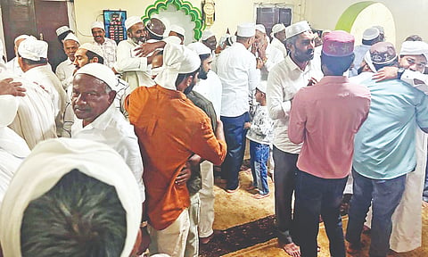  ಸೋಮವಾರಪೇಟೆ ಸಮೀಪದ ಬಜೆಗುಂಡಿ ಖಿಳರಿಯಾ ಜುಮಾ ಮಸೀದಿಯಲ್ಲಿ ಮುಸ್ಲಿಮರು ಈದ್ ಉಲ್ ಫಿತ್ರ್ ಹಬ್ಬವನ್ನು ಭಕ್ತಿಭಾವದಿಂದ  ಆಚರಿಸಿ, ಶುಭಾಶಯ ವಿನಿಮಯ ಮಾಡಿಕೊಂಡರು.