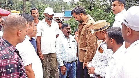 ಸೋಮವಾರಪೇಟೆ ತಾಲೂಕಿನ ಐಗೂರು ಗ್ರಾಮದಲ್ಲಿ ನಿರ್ಮಾಣವಾಗುತ್ತಿರುವ ಸೇತುವೆ ಕಾಮಗಾರಿ ಕುರಿತು ಇಂಜಿನಿಯರ್ ಅವರೊಂದಿಗೆ ಶಾಸಕ ಡಾ.ಮಂತರ್ ಗೌಡ ಚರ್ಚಿಸಿದರು.  