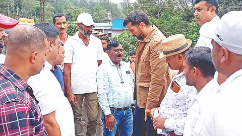 ಸೋಮವಾರಪೇಟೆ ತಾಲೂಕಿನ ಐಗೂರು ಗ್ರಾಮದಲ್ಲಿ ನಿರ್ಮಾಣವಾಗುತ್ತಿರುವ ಸೇತುವೆ ಕಾಮಗಾರಿ ಕುರಿತು ಇಂಜಿನಿಯರ್ ಅವರೊಂದಿಗೆ ಶಾಸಕ ಡಾ.ಮಂತರ್ ಗೌಡ ಚರ್ಚಿಸಿದರು.