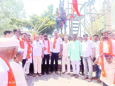ಸೊಪ್ಪಡ್ಲ ಗ್ರಾಮದ ಬಸವೇಶ್ವರ ವೃತ್ತದಲ್ಲಿ ಅಶ್ವಾರೂಢ ಬಸವೇಶ್ವರ ಕಂಚಿನ ಪ್ರತಿಮೆಯನ್ನು ಗಣ್ಯರು ಅನಾವರಣಗೊಳಿಸಿದರು. ಶಾಸಕ ವಿಶ್ವಾಸ ವೈದ್ಯ, ಎ.ಕೆ.ಕೊಟ್ರಶೆಟ್ಟಿ, ಈರಣ್ಣ  ಗೌಡರ, ಶ್ರೀಶೈಲ ಕೊಟ್ರಶೆಟ್ಟಿ, ಪ್ರಕಾಶ ವಾಲಿ ಇತರರಿದ್ದರು.