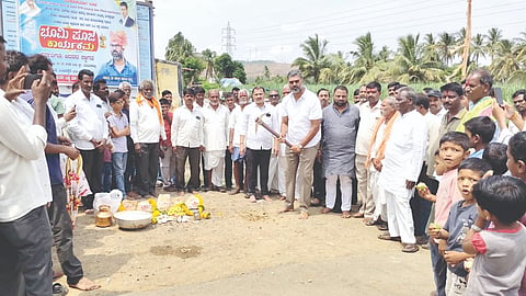 ಕುರವಿನಕೊಪ್ಪ ಗ್ರಾಮದಲ್ಲಿ ಸಿಸಿ ರಸ್ತೆ ನಿರ್ಮಾಣ ಕಾಮಗಾರಿಗೆ ಶಾಸಕ ವಿಶ್ವಾಸ ವೈದ್ಯ ಭೂಮಿಪೂಜೆ ನೆರವೇರಿಸಿದರು. ಡಿ.ಡಿ.ಟೋಪೋಜಿ, ಶಂಕ್ರಯ್ಯ ಪಾಟೀಲ, ಸುರೇಶ ಬಡಗಿಗೌಡ್ರ ಇತರರಿದ್ದರು.