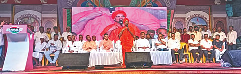 ತಾಳಿಕೋಟೆ ಪಟ್ಟಣದ ಶ್ರೀ ಗ್ರಾಮದೇವ ಜಾತ್ರೋತ್ಸವ ಅಂಗವಾಗಿ ರಾಜವಾಡೆಯಲ್ಲಿ ಹಮ್ಮಿಕೊಂಡಿದ್ದ ಧರ್ಮ ಸಭೆಯಲ್ಲಿ ಬಿಸರಳ್ಳಿಯ ಗವಿಸಿದ್ಧೇಶ್ವರ ಶಾಖಾಮಠದ ಶ್ರೀ ಶಿವಶಾಂತವೀರ ಮಹಾಸ್ವಾಮಿಗಳು ಮಾತನಾಡಿದರು. ಪ್ರಭುಗೌಡ ದೇಸಾಯಿ, ಆರ್.ಎಸ್. ಪಾಟೀಲ, ಮುತ್ತುಗೌಡ ಪಾಟೀಲ ಇತರರಿದ್ದರು.