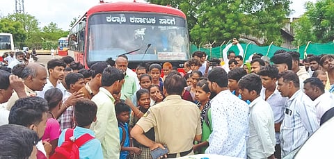ತಾಳಿಕೋಟೆ ತಾಲೂಕಿನ ಶಳ್ಳಗಿ ಗ್ರಾಮದ ಮಾರ್ಗದ ಕಡೆಗೆ ಬಸ್ ಸೌಲಭ್ಯ ಕಲ್ಪಿಸಬೇಕೆಂದು ವಿದ್ಯಾರ್ಥಿಗಳು ಪ್ರತಿಭಟನೆ ನಡೆಸಿದರು.