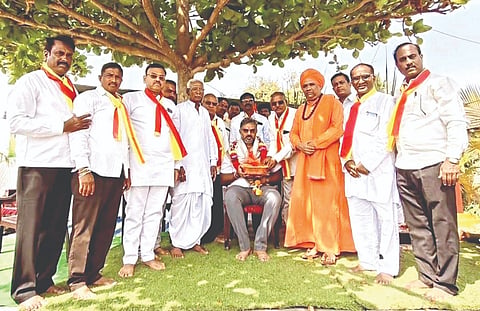 ತಲ್ಲೂರ ಗ್ರಾಮದಲ್ಲಿ ಹಮ್ಮಿಕೊಂಡಿದ್ದ ರಾಯನಗೌಡ್ರ ಪುತ್ಥಳಿ ಅನಾವರಣ ಕಾರ್ಯಕ್ರಮದಲ್ಲಿ ಶಾಸಕ ವಿಶ್ವಾಸ ವೈದ್ಯ ಅವರನ್ನು ಸನ್ಮಾನಿಸಲಾಯಿತು. ಮುರಘೇಂದ್ರ ಸ್ವಾಮೀಜಿ, ದೀಪಕ ಸ್ವಾಮಿ, ಶಂಕರಗೌಡ ಪಾಟೀಲ, ಈರಣ್ಣ ಹುದ್ದಾರ, ಮುತ್ತನಗೌಡ ನಾಯ್ಕರ, ಬಸವರಾಜ ಬಡಿಗೇರ, ಶಂಕರ ಬಡಿಗೇರ, ಬಸವರಾಜ ಪೂಜೇರ ಇದ್ದರು.