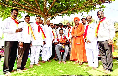 ತಲ್ಲೂರ ಗ್ರಾಮದಲ್ಲಿ ಹಮ್ಮಿಕೊಂಡಿದ್ದ ರಾಯನಗೌಡ್ರ ಪುತ್ಥಳಿ ಅನಾವರಣ ಕಾರ್ಯಕ್ರಮದಲ್ಲಿ ಶಾಸಕ ವಿಶ್ವಾಸ ವೈದ್ಯ ಅವರನ್ನು ಸನ್ಮಾನಿಸಲಾಯಿತು. ಮುರಘೇಂದ್ರ ಸ್ವಾಮೀಜಿ, ದೀಪಕ ಸ್ವಾಮಿ, ಶಂಕರಗೌಡ ಪಾಟೀಲ, ಈರಣ್ಣ ಹುದ್ದಾರ, ಮುತ್ತನಗೌಡ ನಾಯ್ಕರ, ಬಸವರಾಜ ಬಡಿಗೇರ, ಶಂಕರ ಬಡಿಗೇರ, ಬಸವರಾಜ ಪೂಜೇರ ಇದ್ದರು.