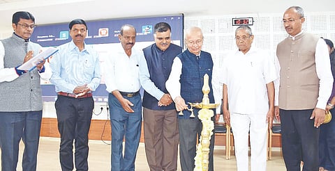 ನಗರದ ವಿದ್ಯಾವರ್ಧಕ ಇಂಜಿನಿಯರಿಂಗ್ ಕಾಲೇಜಿನಲ್ಲಿ ಸರ್ಕಾರಿ ಆಯುರ್ವೇದ ಸಂಶೋಧನಾ ಕೇಂದ್ರದಿಂದ ಮಂಗಳವಾರ ಆಯೋಜಿಸಿದ್ದ ವಿಚಾರಸಂಕಿರಣವನ್ನು ಡಾ.ಕೆ.ಚಿದಾನಂದಗೌಡ ಉದ್ಘಾಟಿಸಿದರು. ಗುಂಡಪ್ಪಗೌಡ, ಪಿ.ವಿಶ್ವನಾಥ್, ಡಾ.ಬಿ. ಸದಾಶಿವೇಗೌಡ, ಅಂಶಿ ಪ್ರಸನ್ನಕುಮಾರ್, ಡಾ.ಲಕ್ಷ್ಮೀನಾರಾಯಣ ಶೆಣೈ, ಡಾ.ಅಂಥೋಣಿಪಾಲ್‌ರಾಜ್ ಇದ್ದರು.
