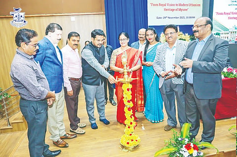 ಮೈಸೂರಿನ ಮಾನಸಗಂಗೋತ್ರಿಯಲ್ಲಿ ಶನಿವಾರ ಆಯೋಜಿಸಿದ್ದ ಕಾರ್ಯಾಗಾರವನ್ನು ಶೇಖ್ ತನ್ವೀರ್ ಅಸಿಫ್  ಉದ್ಘಾಟಿಸಿದರು. ಎಂ.ಕೆ. ಸವಿತಾ, ಪ್ರೊ.ಡಾ.ಬಿ.ಶಂಕರ್ , ಕೆ.ಎನ್.ನಾರಾಯಣಗೌಡ, ಎಸ್.ಬಿ. ಹೊನ್ನೂರು,  ಎಂ.ಸಿ. ಶಶಿಕುಮಾರ್, ಎಚ್.ಎನ್.ನಾಗೇಂದ್ರ ಇತರರು ಇದ್ದರು.