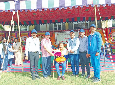 ಶಾರದಾವಿಲಾಸ ಕಾಲೇಜಿನಲ್ಲಿ ಆಯೋಜಿಸಿದ್ದ ವಾರ್ಷಿಕ ಕ್ರೀಡಾಕೂಟದಲ್ಲಿ ಎಂ.ಯೋಗೇಂದ್ರ ಅವರನ್ನು ಗೌರವಿಸಲಾಯಿತು. ಆರ್.ದಿನೇಶ್, ಸಿ.ಕೆ.ಅಶೋಕ್‌ಕುಮಾರ್, ಡಿ.ಶಿವಶಂಕರ್, ರಾಜೇಂದ್ರಪ್ರಸಾದ್ ಹೊನ್ನಲಗೆರೆ, ಮನೋಜ್ ಕುಮಾರ್, ಡಾ.ಡಿ.ಸಿ.ಉಮೇಶ್ ಇದ್ದರು.