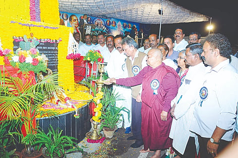  ಜಯನಗರ ರೈಲ್ವೆ ಗೇಟ್ ಬಳಿ ಇರುವ ಭೀಮಾ ಕೋರೆಗಾಂವ್ ವಿಜಯಸ್ತಂಭಕ್ಕೆ ಪುಷ್ಪ ನಮನ ಸಲ್ಲಿಸಿದ ಬಳಿಕ  ಸಾಹಿತಿ ಬರಗೂರು ರಾಮಚಂದ್ರಪ್ಪ ಅವರು ಭೀಮಾ ಕೋರೆಗಾಂವ್ ಯುದ್ಧದ 208ನೇ ವರ್ಷದ ಸಂಭ್ರಮಾಚರಣೆ ಕಾರ್ಯಕ್ರಮವನ್ನು ಉದ್ಘಾಟಿಸಿದರು. 