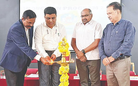 ಕೃಷ್ಣಮೂರ್ತಿಪುರಂನ ಶಾರದಾ ವಿಲಾಸ ಕಾಲೇಜ್ ಆಫ್ ಫಾರ್ಮಸಿಯಲ್ಲಿ ಆಯೋಜಿಸಿದ್ದ ಪ್ರಥಮ ವರ್ಷದ ವಿದ್ಯಾರ್ಥಿಗಳ ಪ್ರವೇಶ ಕಾರ್ಯಕ್ರಮದಲ್ಲಿ ಡಾ.ನಯಾಜ್ ಪಾಷಾ, ಡಾ.ಹರೀಶ್ ಪ್ರಶಾಂತ್, ದಿನೇಶ್, ಡಾ.ಹನುಮಂತ ಆಚಾರ್ಯ ಜೋಶಿ ಇದ್ದರು.