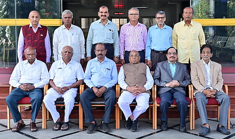 ಮೈಸೂರಿನ ವಿದ್ಯಾವರ್ಧಕ ಸಂಘದ ಇತ್ತೀಚೆಗೆ ಆಯೋಜಿಸಿದ್ದ ಸಾಮಾನ್ಯ ಸಭೆಯಲ್ಲಿ ಮುಂದಿನ ಐದು ವರ್ಷಗಳ ಅವಧಿಗೆ ಹೊಸ ಆಡಳಿತ ಮಂಡಳಿಯನ್ನು ಸರ್ವಾನುಮತದಿಂದ ಅವಿರೋಧವಾಗಿ ಆಯ್ಕೆ ಮಾಡಲಾಯಿತು. ಗುಂಡಪ್ಪಗೌಡ, ಪಿ.ವಿಶ್ವನಾಥ್ , ಬಿ. ಶಿವಲಿಂಗಪ್ಪ, ಶ್ರೀಶೈಲ ರಾಮಣ್ಣವರ್ ಇತರರು ಇದ್ದರು.
