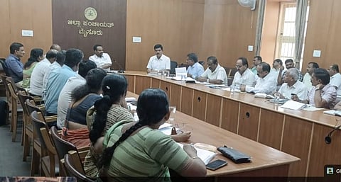 ಜಿಲ್ಲಾ ಪಂಚಾಯಿತಿ ಸಭಾಂಗಣದಲ್ಲಿ ಎಸ್‌ಎಸ್‌ಎಲ್‌ಸಿ ಎರಡನೇ ಪೂರ್ವಭಾವಿ ಪರೀಕ್ಷೆಯ ಸಂಬಂಧ ಯುಕೇಶ್‌ಕುಮಾರ್ ಅಧ್ಯಕ್ಷತೆಯಲ್ಲಿ ಬುಧವಾರ ಶಿಕ್ಷಣಾಧಿಕಾರಿಗಳ ಸಭೆ ಆಯೋಜಿಸಲಾಗಿತ್ತು. ಡಿ.ಉದಯ್ ಕುಮಾರ್, ನಾಗರಾಜಯ್ಯ ಇತರರು ಇದ್ದರು.