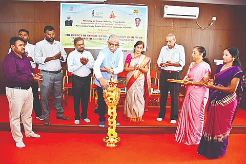 ಕರ್ನಾಟಕ ರಾಜ್ಯ ಬುಡಕಟ್ಟು ಸಂಶೋಧನಾ ಸಂಸ್ಥೆಯಲ್ಲಿ ಆಯೋಜಿಸಿದ್ದ ಕಾರ್ಯಾಗಾರವನ್ನು ಎಂ.ಆರ್.ಗಂಗಾಧರ್ ಉದ್ಘಾಟಿಸಿದರು. ಡಾ.ಎಸ್.ಸಿ. ಜೈ ಪ್ರಭಾಕರ್, ಎಚ್.ಎಸ್.ಗಿರಿಜಾಂಬ, ಪ್ರೊ. ಕಂಡಿಕೆರೆ ರಾಮಯ್ಯ ಶ್ರೀಧರ್, ಶಿವಕುಮಾರ್ ಸಿ., ಡಾ.ಕೃಷ್ಣಮೂರ್ತಿ ಇತರರು ಇದ್ದರು.