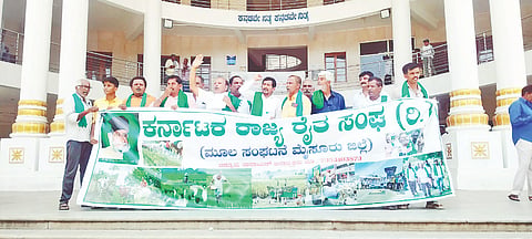 ದಾಖಲೆಗಳನ್ನು ನೀಡಲು ವಿನಾ ಕಾರಣ ವಿಳಂಬ ಮಾಡಲಾಗುತ್ತಿದೆ ಎಂದು ಆರೋಪಿಸಿ ಕರ್ನಾಟಕ ರಾಜ್ಯ ರೈತ ಸಂಘ (ಮೂಲ ಸಂಘಟನೆ)ದಿಂದ ನಗರದಲ್ಲಿ ಪ್ರತಿಭಟನೆ ನಡೆಯಿತು. ಬನ್ನೂರು ನಾರಾಯಣ, ದೇವರಾಜು, ಶಿವಣ್ಣ, ಸ್ವಾಮಿರಾಜು, ಶಿವರಾಮು, ಕೃಷ್ಣೆಗೌಡ, ಆನಂದ, ವಿಶ್ವನಾಥ್, ರಾಜು, ನಿತ್ಯಾನಂದ ಇತರರು ಇದ್ದರು.