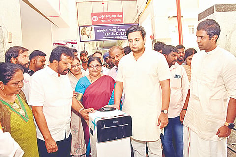 ಚಲುವಾಂಬ ಆಸ್ಪತ್ರೆಯ ಬಾಣಂತಿಯರಿಗಾಗಿ ಸಂಸದ ಯದುವೀರ್  ಕೃಷ್ಣದತ್ತ ಚಾಮರಾಜ ಒಡೆಯರ್, ಬಿಸಿ ನೀರಿಗಾಗಿ ಡಿಸ್ಪೆನ್ಸರ್ ಅನ್ನು ವೈಯಕ್ತಿಕವಾಗಿ ನೀಡಿದರು. ಎಲ್.ನಾಗೇಂದ್ರ, ಡಾ.ಕೆ.ಆರ್.ದಾಕ್ಷಾಯಿಣಿ, ಭಾನು ಮೋಹನ್ ಇತರರು ಇದ್ದರು.