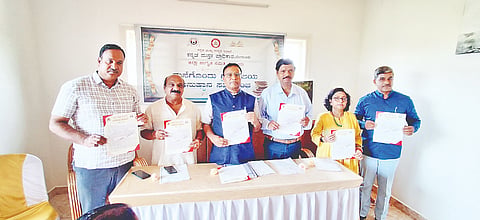 ಚಿನ್ನಸ್ವಾಮಿ ವಡ್ಡಗೆರೆ ಅವರ ಮನೆಯಲ್ಲಿ ಆಯೋಜಿಸಿದ್ದ ಮನೆಗೊಂದು ಗ್ರಂಥಾಲಯ  ಉದ್ಘಾಟನೆಯಲ್ಲಿ ಮಾನಸ, ಅಂಶಿ ಪ್ರಸನ್ನ  ಕುಮಾರ್, ಚಿನ್ನ ಸ್ವಾಮಿ ವಡ್ಡಗೆರೆ, ಎಂ.ಚಂದ್ರಸೇಖರ್ ಸಾಲುಂಡಿ ದೊರೆಸ್ವಾಮಿ, ಸುಚಿತ್ರಾ ಹೆಗಡೆ ಇದ್ದರು.