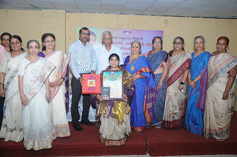 ಲೇಖಕಿ ಅನುಪಮಾ ಪ್ರಸಾದ್ ಅವರಿಗೆ ಡಾ.ವಿಜಯಾದಬ್ಬೆ ಸಾಹಿತ್ಯ ಪ್ರಶಸ್ತಿ ಪ್ರದಾನ ಮಾಡಲಾಯಿತು. ಪ್ರತಿಭಾ ನಂದಕುಮಾರ್, ಸ್ವಾಮಿ ಪೊನ್ನಾಚಿ, ಪ್ರೊ.ಸಬೀಹಾ ಭೂಮಿಗೌಡ, ಪ್ರೊ.ಆರ್.ಸುನಂದಮ್ಮ, ಸುಮನಾ ಇದ್ದರು.