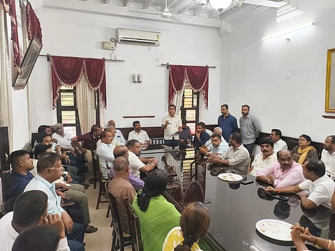 ನಗರದ ಜಲದರ್ಶಿನಿ ಅತಿಥಿಗೃದಲ್ಲಿ ಬುಧವಾರ ಆಯೋಜಿಸಿದ್ದ ಸಭೆಯಲ್ಲಿ ಪಿ.ಪ್ರಶಾಂತ್ ಗೌಡ ಮಾತನಾಡಿದರು. ಎಲ್.ನಾಗೇಂದ್ರ, ಕೆ.ವಿ.ಶ್ರೀಧರ್, ಮರಿಸ್ವಾಮಿ, ಚೇತನ್, ಗಿರೀಶ್ ಗೌಡ, ಸುಶೀಲಾ ನಂಜಪ್ಪ, ಎ.ರವಿ, ಬೋರೇಗೌಡ, ರವಿ ರಾಜಕೀಯ, ನಾಗಣ್ಣ ಇತರರಿದ್ದರು.