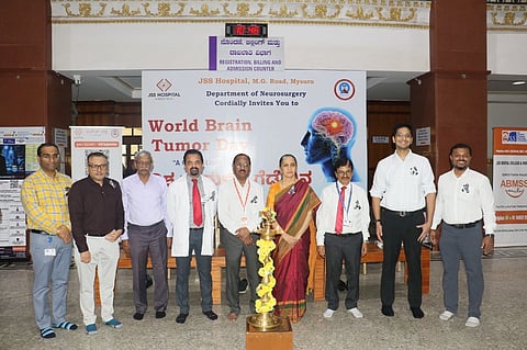 ಜೆಎಸ್‌ಎಸ್ ಆಸ್ಪತ್ರೆಯಲ್ಲಿ ಆಯೋಜಿಸಿದ್ದ ವಿಶ್ವ ಮಿದುಳಿನ ಗಡ್ಡೆ ದಿನಾಚರಣೆಯಲ್ಲಿ ಡಾ.ವೈ.ಎಸ್.ಮಾಧವಿ, ಡಾ.ಅನಿಲ್ ಕುಮಾರ್, ಡಾ.ಸಂಗಮೇಶ್‌ಹಾಲಹಳ್ಳಿ, ಡಾ. ಶಾಂತಮಲ್ಲಪ್ಪ, ಡಾ.(ಕರ್ನಲ್)ಟಿ.ಎಸ್.ವಾಸನ್, ಡಾ.ಸಿ.ಪಿ.ಮಧು, ಡಾ.ಡಿ.ನಾರಾಯಣಪ್ಪ, ಡಾ.ಕೃಷ್ಣ ನಾರಾಯಾಣನ್, ಡಾ.ಅನಿಲ್ ಬಿಳಿಮಲೆ ಇದ್ದರು.