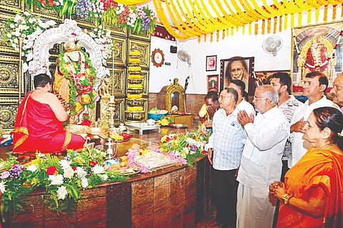 ಗುರುಪೂರ್ಣಿಮೆ ಅಂಗವಾಗಿ ಜಿ.ಟಿ.ದೇವೇಗೌಡ ಅವರು ಸಾಯಿಬಾಬಾ ದೇವಸ್ಥಾನದಲ್ಲಿ ಪೂಜೆ ಸಲ್ಲಿಸಿದರು.