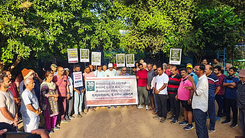 ಲಿಂಗಾಂಬುದಿ ಪಾರ್ಕ್‌ನಲ್ಲಿ ಸಾರ್ವಜನಿಕರ ಪ್ರವೇಶಕ್ಕೆ ಶುಲ್ಕ ವಿಧಿಸುವ ನಿರ್ಧಾರವನ್ನು ವಿರೋಧಿಸಿ ವಾಯುವಿಹಾರಿಗಳು, ಸ್ಥಳೀಯ ನಿವಾಸಿಗಳು, ಲಿಂಗಾಂಬುಧಿ ಮಿತ್ರರ ಬಳಗ ಹಾಗೂ ಆಲ್ ಇಂಡಿಯಾ ಡೆಮಾಕ್ರಟಿಕ್ ಯೂತ್ ಆರ್ಗನೈಜೇಶನ್(ಎಐಡಿವೈಒ)ಕಾರ್ಯಕರ್ತರು ಭಾನುವಾರ ಪ್ರತಿಭಟನೆ ನಡೆಸಿದರು.