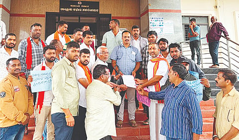 ಸಕಲೇಶಪುರದಲ್ಲಿ ಬಸ್ ಶೆಲ್ಟರ್ ಕಾಮಗಾರಿ ಸ್ಥಗಿತ ಖಂಡಿಸಿ ಹಿಂದೂಪರ ಸಂಘಟನೆಗಳಿಂದ ಪ್ರತಿಭಟನೆ ನಡೆಯಿತು.  ಹಿಂದೂಪರ ಹೋರಾಟಗಾರ ರಘು, ನಾರಾಯಣ ಆಳ್ವ, ಬಿಜೆಪಿ ಮುಖಂಡ ಲೋಹಿತ್ ಕೌಡಳ್ಳಿ, ಹಿಂದೂ ಹಿತ ರಕ್ಷಣಾ ವೇದಿಕೆ ಅಧ್ಯಕ್ಷ ಮಂಜು ಕಬ್ಬಿನಗದ್ದೆ, ಮಿಲಿಟರಿ ಧರ್ಮಣ್ಣ, ನಾಗರಾಜ್, ಆಟೋ ರವಿ, ಕೌಶಿಕ್, ಶಿವು ಜಿಪ್ಪಿ, ದಿಲೀಪ್, ಹರೀಶ್ ಆಟೋ, ಮನು ಆಚಂಗಿ, ಪ್ರದೀಪ್ ಇತರರು ಇದ್ದರು.