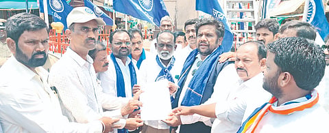 ಔರಾದ್​ ತಾಲೂಕಿನ ಬೆಳಕುಣಿ ಗ್ರಾಮದ ಅಪ್ರಾಪ್ತ ದಲಿತ ಬಾಲಕಿಯ ಸಾವಿನ ಪ್ರಕರಣಕ್ಕೆ ಸಂಬಂಧಿಸಿದಂತೆ ತಪ್ಪಿಸ್ಥರ ವಿರುದ್ಧ ಕಠಿಣ ಕ್ರಮಕ್ಕೆ ಒತ್ತಾಯಿಸಿ ಮನ್ನಾಎಖೇಳ್ಳಿಯಲ್ಲಿ ಬುಧವಾರ ಬೀದರ್​ ದಣ ೇತ್ರದ ಪ್ರಗತಿಪರ ಮತ್ತು ದಲಿತ ಸಂಟನೆಗಳ ಒಕ್ಕೂಟದಿಂದ ಉಪ ತಹಸೀಲ್ದಾರ್​ ಅವರಿಗೆ ಮನವಿ ಸಲ್ಲಿಸಲಾಯಿತು. ಪ್ರಮುಖರಾದ ದಿಲೀಪಕುಮಾರ ವರ್ಮಾ, ರಾಜಕುಮಾರ ಸಿಂಧೆ, ವೀರಶೆಟ್ಟಿ ಬಂಬಳಗಿ, ಉಮೇಶ ಗುತ್ತೇದಾರ್​, ಲಾಲಪ್ಪ ರಾಂಪುರೆ, ಶಂಕರ ಫಿರಂಗೆ  ಇತರರಿದ್ದರು.