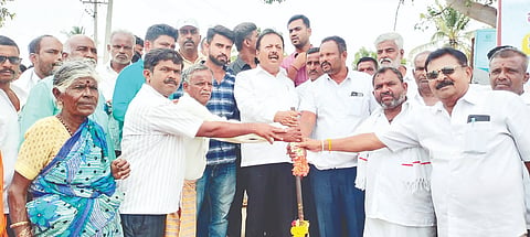 ನಾಗಮಂಗಲ ತಾಲೂಕಿನ ತ್ಯಾಪೇನಹಳ್ಳಿ ಗ್ರಾಮದಲ್ಲಿ ಲೋಕೋಪಯೋಗಿ ಇಲಾಖೆಯ 2 ಕೋಟಿ ರೂ.ವೆಚ್ಚದ ರಸ್ತೆ ಅಭಿವೃದ್ಧಿ ಕಾಮಗಾರಿಗೆ ಶಾಸಕ ಎನ್.ಚಲುವರಾಯಸ್ವಾಮಿ ಅವರು ಶನಿವಾರ ಭೂಮಿ ಪೂಜೆ ನೆರವೇರಿಸಿದರು. ಲೋಕೋಪಯೋಗಿ ಇಲಾಖೆಯ ಅಧಿಕಾರಿಗಳಾದ ಪ್ರಶಾಂತ್, ಅಭಿಷೇಕ್ ಮುಖಂಡರಾದ ತ್ಯಾಪೇನಹಳ್ಳಿ ಶ್ರೀನಿವಾಸ್, ರಾಮೇಗೌಡ, ದಿನೇಶ್, ರಾಮಲಿಂಗೇಗೌಡ, ಕಾಂತರಾಜು, ಶಿವರಾಮು ಇತರರು ಇದ್ದರು.