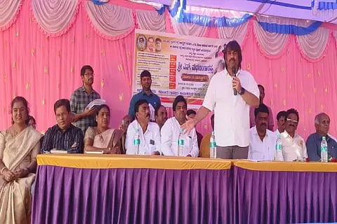 ಸೊರಬ ತಾಲೂಕಿನ ಕುಬಟೂರು ಗ್ರಾಮದಲ್ಲಿ ರಸ್ತೆ ಕಾಮಗಾರಿಗೆ ಗುದ್ದಲಿ ಪೂಜೆ ಕಾರ್ಯಕ್ರಮದಲ್ಲಿ ಜಿಲ್ಲಾ ಉಸ್ತುವಾರಿ ಸಚಿವ ಮಧು ಬಂಗಾರಪ್ಪ ಮಾತನಾಡಿದರು. ಸದಾನಂದ ಗೌಡ, ಕೆ.ಪಿ.ಗೌಡ, ಮಂಜುಳಾ ಹೆಗಡಾಳ್ ಇತರರಿದ್ದರು.