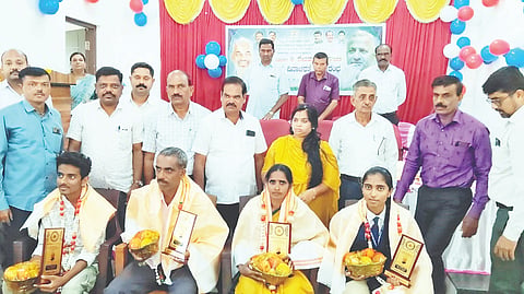 ಅರಕಲಗೂಡಿನಲ್ಲಿ ಗುರುವಾರ ನಡೆದ ಮಾಜಿ ಮುಖ್ಯಮಂತ್ರಿ ಡಿ. ದೇವರಾಜ ಅರಸು ಅವರ 111ನೇ ಜಯಂತಿ ಕಾರ್ಯಕ್ರಮದಲ್ಲಿ ಪ್ರತಿಭಾವಂತ ವಿದ್ಯಾರ್ಥಿಗಳು ಹಾಗೂ ಪಾಲಕರನ್ನು ಗೌರವಿಸಲಾಯಿತು. ಕೆ.ಸಿ. ಸೌಮ್ಯ, ಕೃಷ್ಣೇಗೌಡ, ವಿದ್ಯಾರಾಜ್ ಅರಸು, ರಂಗಸ್ವಾಮಿ ಇತರರಿದ್ದರು.