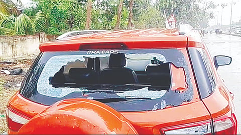 ಅರಕಲಗೂಡು ತಾಲೂಕು ದೊಡ್ಡಮಗ್ಗೆ ಗ್ರಾಮದಲ್ಲಿ ಸೋಮವಾರ ಸುರಿದ ಮಳೆ ಬಿರುಗಾಳಿಗೆ ಮರದಡಿ ನಿಂತಿದ್ದ ಕಾರಿನ ಮೇಲೆ ಮರದ ಕೊಂಬೆ ಬಿದ್ದು ಗ್ಲಾಸ್ ಒಡೆದು ಹಾನಿಗೀಡಾಗಿದೆ.