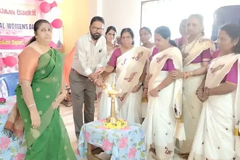 ಭದ್ರಾವತಿಯಲ್ಲಿ ಆಯೋಜಿಸಿದ್ದ ವಿಶ್ವ ಮಹಿಳಾ ದಿನಾಚರಣೆಯನ್ನು ಸಮಾಜದ ಅಧ್ಯಕ್ಷ ಗಂಗಾಧರನ್ ಉದ್ಘಾಟಿಸಿದರು. ಶೋಭಾ, ವಿಜಯಲಕ್ಷ್ಮೀ, ವಾಸಂತಿ ಇತರರಿದ್ದರು.