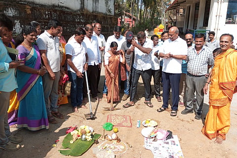 ಬಾಳೆಹೊನ್ನೂರಿನ ಪೇಟೆಕೆರೆ ರಸ್ತೆ ಕಾಂಕ್ರೀಟಿಕರಣ ಕಾಮಗಾರಿಗೆ ಬಿ.ಕಣಬೂರು ಗ್ರಾಪಂ ಅಧ್ಯಕ್ಷ ರವಿಚಂದ್ರ ಗುದ್ದಲಿ ಪೂಜೆ ನೆರವೇರಿಸಿದರು. 