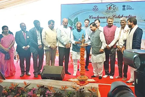 ಬಾಳೆಹೊನ್ನೂರಿನ ಕೇಂದ್ರೀಯ ಕಾಫಿ ಸಂಶೋಧನಾ ಕೇಂದ್ರದ ಶತಮಾನೋತ್ಸವ ಸಮಾರಂಭವನ್ನು ಕೇಂದ್ರ ಸಚಿವ ಪ್ರಲ್ಹಾದ್ ಜೋಷಿ ಉದ್ಘಾಟಿಸಿದರು. ಕೆ.ಜೆ.ಜಾರ್ಜ್, ಕೋಟ ಶ್ರೀನಿವಾಸಪೂಜಾರಿ, ಟಿ.ಡಿ.ರಾಜೇಗೌಡ, ಸಿ.ಟಿ.ರವಿ. ಎಚ್.ಡಿ.ತಮ್ಮಯ್ಯ, ಎಂ.ಕೆ.ಪ್ರಾಣೇಶ್, ಎಂ.ಜೆ.ದಿನೇಶ್ ಹಾಜರಿದ್ದರು.