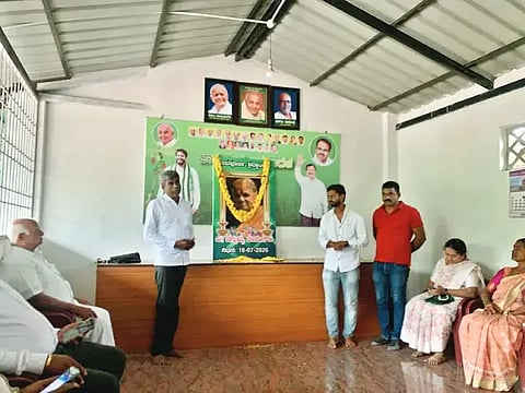 ಬಾಳೆಹೊನ್ನೂರು ಜೆಡಿಎಸ್ ಕಚೇರಿಯಲ್ಲಿ ಚೆನ್ನಮ್ಮ ಅವರಿಗೆ ಆಯೋಜಿಸಿದ್ದ ಶ್ರದ್ಧಾಂಜಲಿ ಸಭೆಯಲ್ಲಿ ಸಂಸದ ಕೋಟ ಶ್ರೀನಿವಾಸ ಪೂಜಾರಿ ಮಾತನಾಡಿದರು. ಕೆ.ಎನ್.ಮರಿಗೌಡ, ಕೆ.ಟಿ.ಗೋವಿಂದೇಗೌಡ, ಅತಿಶಯ್, ಕೆ.ಕೆ.ವೆಂಕಟೇಶ್, ಶಿವಶಂಕರ್ ಮತ್ತಿತರರಿದ್ದರು.