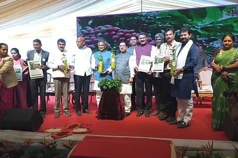 ಶತಮಾನೋತ್ಸವದ ಅಂಗವಾಗಿ ಸಂಶೋಧನಾ ಕೇಂದ್ರ ಸಂಶೋಧಿಸಿರುವ ಹೊಸ ಕಾಫಿ ತಳಿಗಳಾದ ಸಿಸಿಆರ್‌ಐ ಸುರಕ್ಷಾ, ಸಿಸಿಆರ್‌ಐ ಶತಾಬ್ಧಿ ಗಿಡಗಳನ್ನು ಸಚಿವರು, ಗಣ್ಯರು ಬಿಡುಗಡೆಗೊಳಿಸಿದರು.