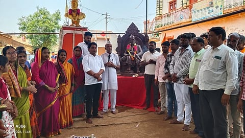 ಭಾಲ್ಕಿಯ ವಕೀಲರ ಸಂದ ಸಭಾಂಗಣದಲ್ಲಿ 2025&26ನೇ ಸಾಲಿನ ಶೈಕ್ಷಣಿಕ ವರ್ಷದಲ್ಲಿ ಉತ್ತಮ ಸಾಧನೆಗೈದ ನ್ಯಾಯವಾದಿಗಳ ಪ್ರತಿಭಾವಂತ ಮಕ್ಕಳನ್ನು ಸನ್ಮಾನಿಸಲಾಯಿತು. ಹಿರಿಯ ಶ್ರೇಣಿ ನ್ಯಾಯಾಧೀಶ ರಾವೇಂದ್ರ ವೈಜಿನಾಥ, ಕಿರಿಯ ಶ್ರೇಣಿ ನ್ಯಾಯಾಧೀಶ ದೇಷಭೂಷಣ ಕೌಜಲಗಿ, ತಾಲೂಕು ವಕೀಲರ ಸಂದ ಅಧ್ಯಕ್ಷ ಮಹೇಶ ರಾಚೋಟೆ, ಉಪಾಧ್ಯಕ್ಷ ಮಕರಂದ ಮಾನಕಾರಿ, ವಾಗೇಶ ಪಾಟೀಲ್​, ನೀಲಕಂಠ ಬಿರಾದಾರ್​ ಇದ್ದರು.