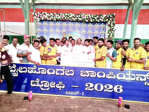 ಬೈಲಹೊಂಗಲ ಚಾಂಪಿಯನ್ಸ್ ಟ್ರೋಫಿ 2026 ಸೀಜನ್-1 ಕ್ರಿಕೆಟ್ ಟೂರ್ನಾಮೆಂಟ್‌ನ ಫೈನಲ್ ಪಂದ್ಯದಲ್ಲಿ ವಿಜೇತರಾದ ಸವದತ್ತಿಯ ಅಗಸ್ತ್ಯ-11 ತಂಡಕ್ಕೆ ಶಾಸಕ ಮಹಾಂತೇಶ ಕೌಜಲಗಿ ಬಹುಮಾನ ವಿತರಿಸಿದರು. ಮಹಾಂತಯ್ಯ ಆರಾದ್ರಿಮಠ, ಮಹಾಂತೇಶ ತುರಮರಿ, ಮಹೇಶ ಬೆಲ್ಲದ ಇತರರು ಇದ್ದರು.