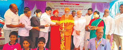 ಸಂಪಗಾವಿಯಲ್ಲಿ ಹಮ್ಮಿಕೊಂಡಿದ್ದ ಕಾರ್ಯಕ್ರಮವನ್ನು ಬಾಬಾಸಾಹೇಬ ಪಾಟೀಲ ಉದ್ಘಾಟಿಸಿದರು. ಚನ್ನವೀರ ಸ್ವಾಮೀಜಿ, ಪ್ರಭುನೀಲಕಂಠ ಸ್ವಾಮೀಜಿ ಇತರರಿದ್ದರು.
