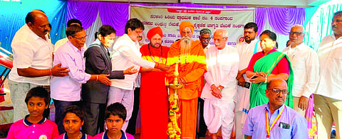 ಸಂಪಗಾವಿಯಲ್ಲಿ ಹಮ್ಮಿಕೊಂಡಿದ್ದ ಕಾರ್ಯಕ್ರಮವನ್ನು ಬಾಬಾಸಾಹೇಬ ಪಾಟೀಲ ಉದ್ಘಾಟಿಸಿದರು. ಚನ್ನವೀರ ಸ್ವಾಮೀಜಿ, ಪ್ರಭುನೀಲಕಂಠ ಸ್ವಾಮೀಜಿ ಇತರರಿದ್ದರು