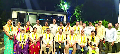 ಬೈಲಹೊಂಗಲ ನಗರದಲ್ಲಿ ತಾಲೂಕು ಪ್ರಾಥಮಿಕ ಶಾಲಾ ಶಿಕ್ಷಕರ ಸಂಘದ ಪದಾಧಿಕಾರಿಗಳನ್ನು ಸನ್ಮಾನಿಸಲಾಯಿತು. ಶಿವರಂಜನ ಬೋಳನ್ನವರ, ಗುರುರಾಜ ಬೋಳನ್ನವರ, ಪ್ರಕಾಶ ಪಾಟೀಲ, ಮಂಜುಳಾ ಶೆಟ್ಟರ ಇತರರಿದ್ದರು.