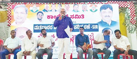 ಬೇಲೂರು ಸಮೀಪದ ಭರತ್ ಕನ್ವೆನ್ಷನ್ ಹಾಲ್‌ನಲ್ಲಿ ಶನಿವಾರ ಬ್ಲಾಕ್ ಕಾಂಗ್ರೆಸ್‌ನಿಂದ ಆಯೋಜಿಸಿದ್ದ ಕಾಂಗ್ರೆಸ್ ‘ನಡೆ ನಿಮ್ಮ ಮತ ರಕ್ಷಣೆಯ ಕಡೆ’ ಎಂಬ ಜಾಗೃತಿ ಕಾರ್ಯಾಗಾರದಲ್ಲಿ ಗ್ಯಾರಂಟಿ ಅನುಷ್ಠಾನ ಸಮಿತಿ ರಾಜ್ಯಾಧ್ಯಕ್ಷ ಎಚ್.ಎಂ. ರೇವಣ್ಣ ಮಾತನಾಡಿದರು. ಇ.ಎಚ್.ಲಕ್ಷ್ಮಣ್, ಪಟೇಲ್ ಶಿವಪ್ಪ, ಬಸವರಾಜು, ಶಶಿಧರ್, ಎಂ.ಜೆ.ನಿಶಾಂತ್, ಅಕ್ರಂ ಶರೀಫ್ ಇತರರು ಇದ್ದರು.