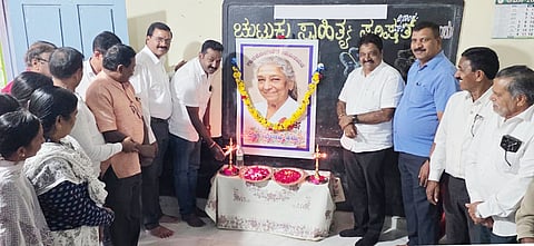 ಗಾಯಕಿ ಎಸ್.ಜಾನಕಿಯವರ ನಿಧನದ ಹಿನ್ನೆಲೆಯಲ್ಲಿ ಚುಟುಕು ಸಾಹಿತ್ಯ ಪರಿಷತ್‌ನಿಂದ ಆಯೋಜಿಸಿದ್ದ ಶ್ರದ್ಧಾಂಜಲಿ ಕಾರ್ಯಕ್ರಮವನ್ನು ಗಣ್ಯರು ಉದ್ಘಾಟಿಸಿದರು. ಮೀನಾಕ್ಷಿ, ಬಾನಂ ಲೋಕೇಶ್,ಕಿರಣ್ ಕುಮಾರ್ ಇತರರಿದ್ದರು. 