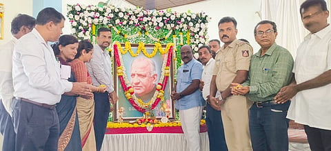ಬೇಲೂರಿನಲ್ಲಿ ರಾಷ್ಟ್ರೀಯ ಹಬ್ಬಗಳ ಆಚರಣಾ ಸಮಿತಿಯಿಂದ ಆಯೋಜಿಸಿದ್ದ ಮಾಜಿ ಮುಖ್ಯಮಂತ್ರಿ ಡಿ.ದೇವರಾಜ ಅರಸು ಜಯಂತಿ ಕಾರ್ಯಕ್ರಮದಲ್ಲಿ ಭಾವಚಿತ್ರಕ್ಕೆ ಪುಷ್ಪ ನಮನ ಸಲ್ಲಿಸಿದರು. ಶ್ರೀಧರ್ ಕಂಕನವಾಡಿ, ಯೋಗೇಶ್, ಶಿವನಗೌಡ ಜಿ.ಪಾಟೀಲ್, ಭಾಗ್ಯಮ್ಮ ಇತರರಿದ್ದರು.
